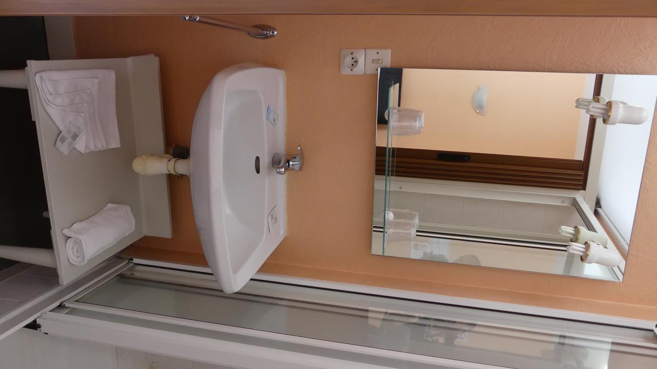 Hotel Duguesclin La Haye-Pesnel Eksteriør billede